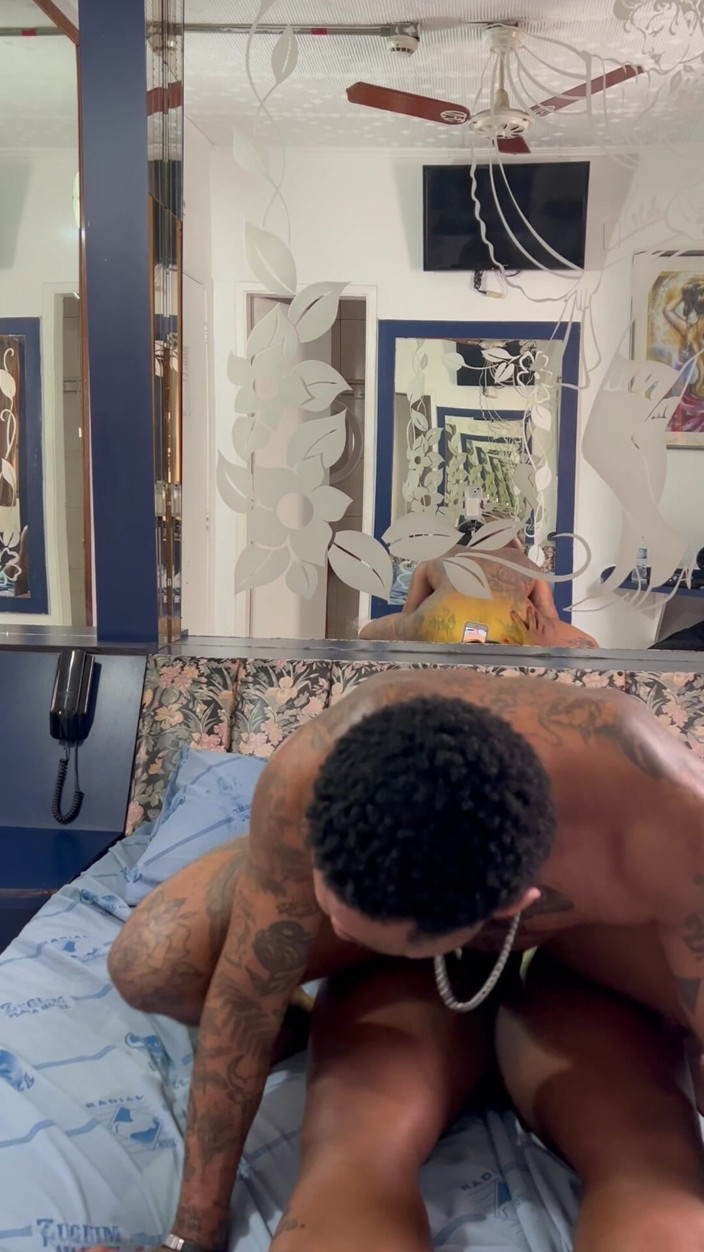 Maicon Vinicius: Svart transvestit med en 25 cm penis knullar Ftm:s fitta tills...