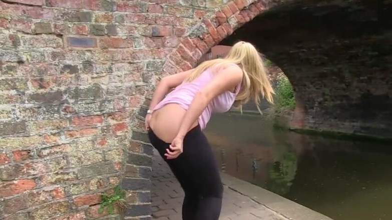 German amateur - 100% German hardcore videos: Blonďatá britská milfka chčije venku