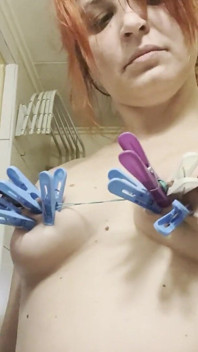Capezzoli e tette BDSM con mollette