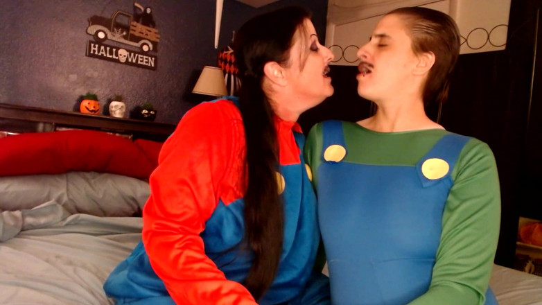 Abby Anna: Lesbické líbání halloween cosplay