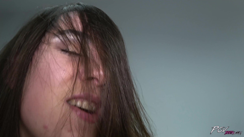 POV Bitch: Remaja si rambut coklat bertatu dikongkek keras dalam sudut pandangan...