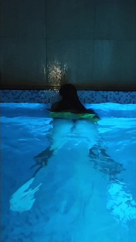 Di Kolam Renang