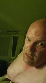 Un sex anal pentru curvă cu dildo și prezervativ
