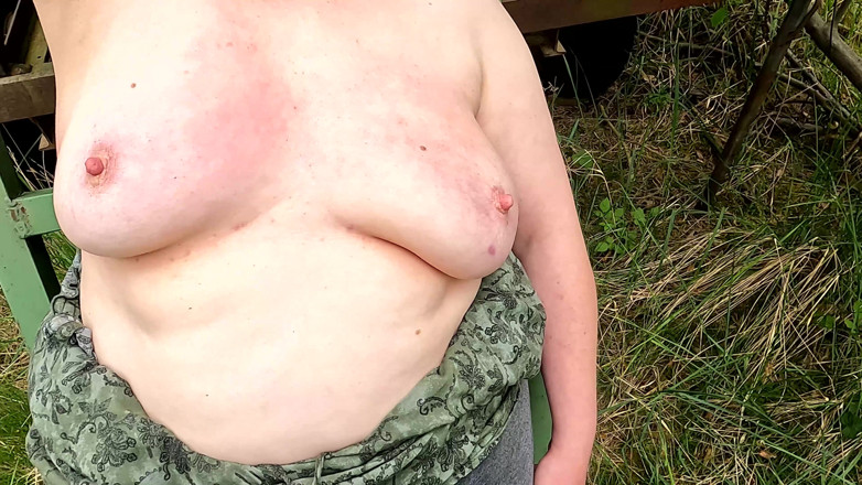 Bouncy Tits Action: Nippelklämmor i skogen