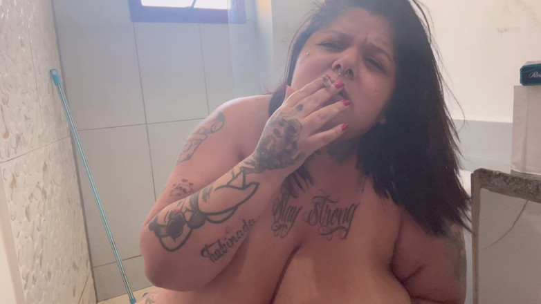 Mary Jhuana: Donnona rilassamento in bagno fuma pov e vibrazioni private casuali