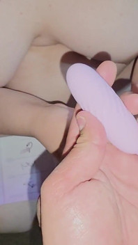 Mit dem Svakom Plume-Vibrator lasse ich meine Löcher vibrieren, während sie sie zerstören