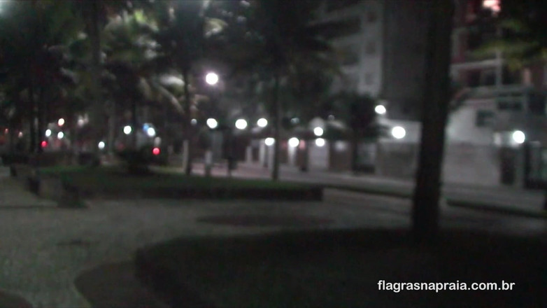 Amateurs videos: Friends show off at night on the beach promenade