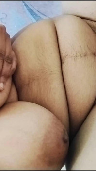Indische sexy Maal Bhabhi poesje vingeren en pissend