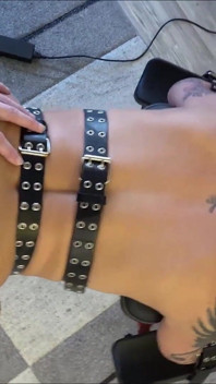 Sclavă sexuală neajutorată impregnată pe cerbul de reproducere