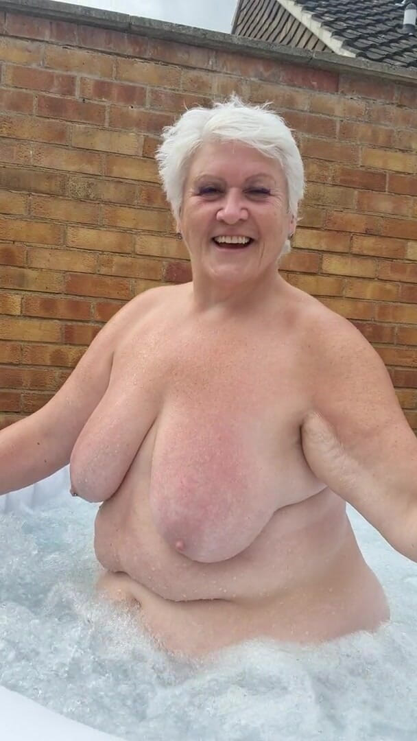 Uk Joolz: Jeu de baignoire nue