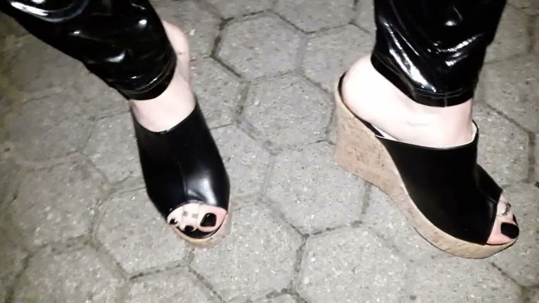 Heelex: Crossdresser seksi sedang mencari pengembaraan berjalan-jalan malam