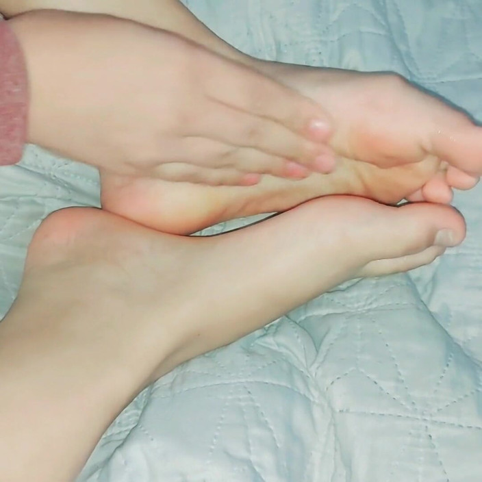Pes de anjo: Asian teen Passing creams on the soles