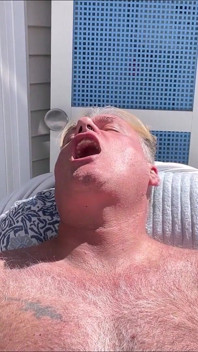 Beau Papa Ours Nu Prenant Le Soleil Dans La Véranda 2