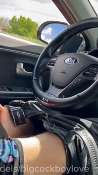 Cruzeiro de transeuntes do papai, masturbando quente meu pau e me fodendo na bunda na estrada em público