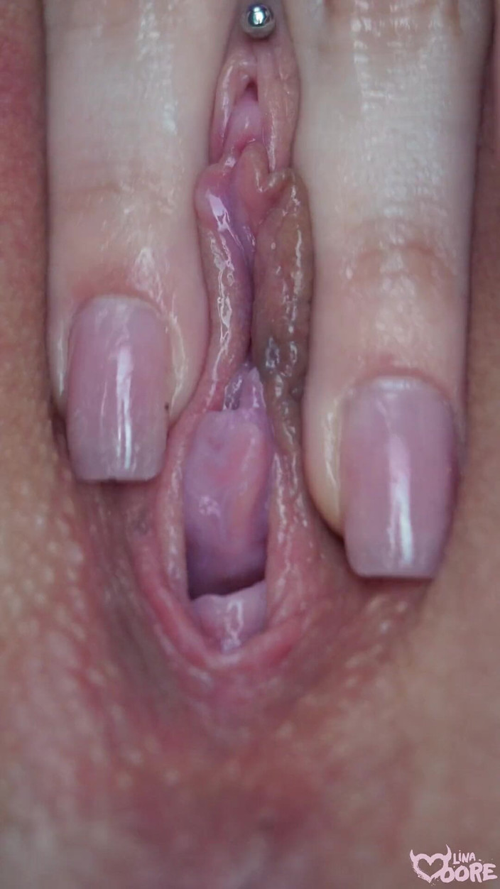 Lina Moore: Close-up poesje. Vingerzetting. Pulserend orgasme