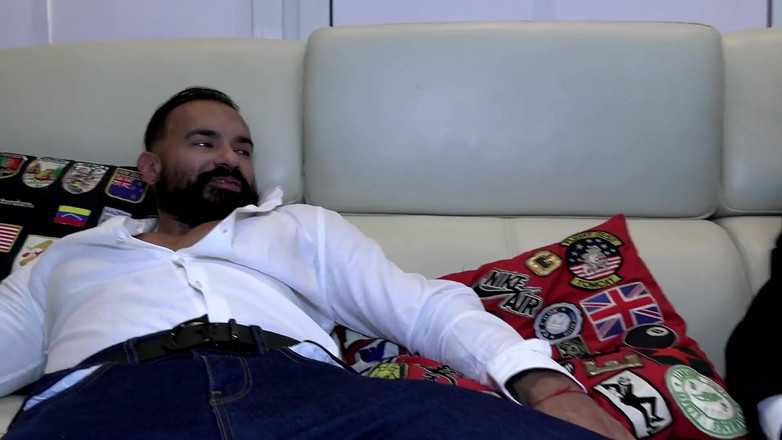 Macho factory: पार्टी के बाद, पतित दोस्तों का एक समूह अपनी बेसर प्रवृत्ति को उजागर करने का फैसला करता है