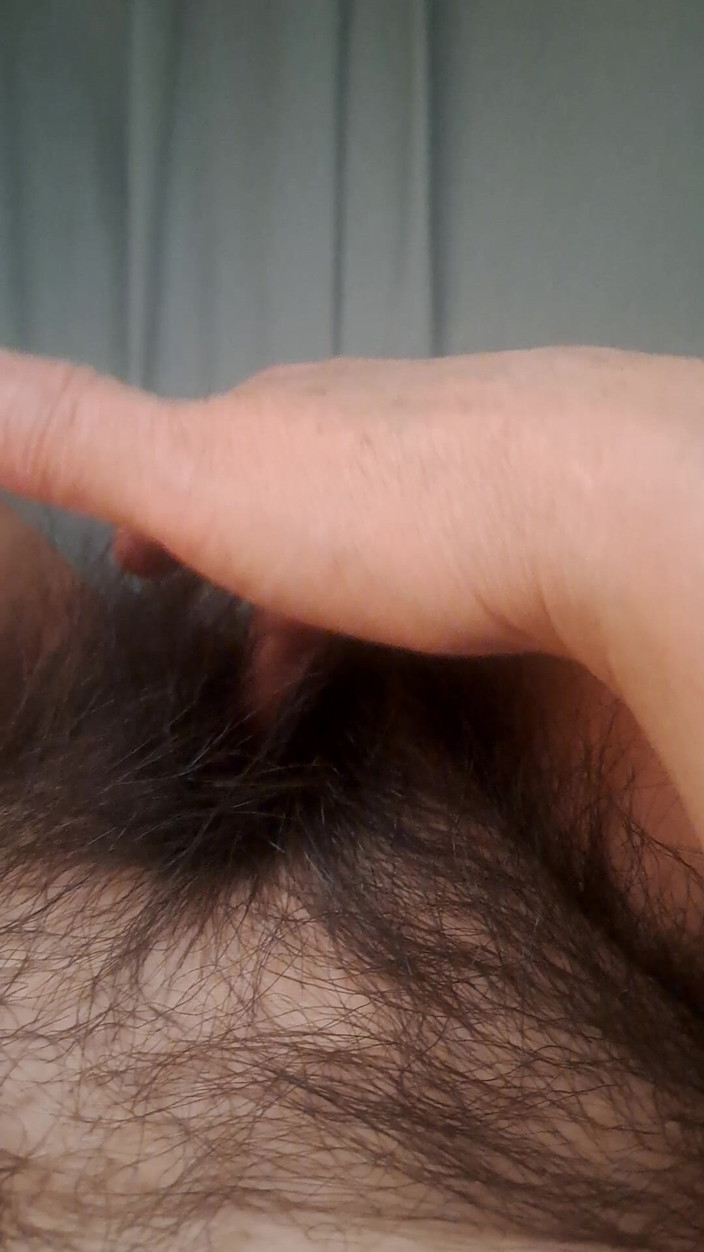 Mommy big hairy pussy: MILF dotyka jej owłosionej cipki