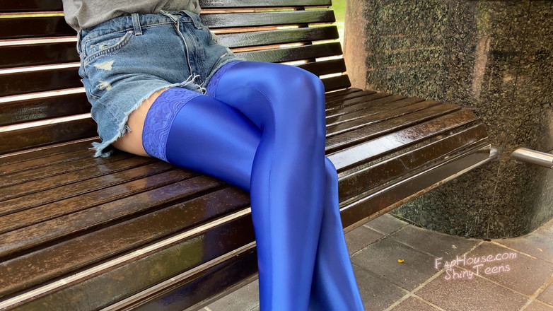 Shiny teens: 공원에서 719 Blue 반짝이는 스판덱스 스타킹