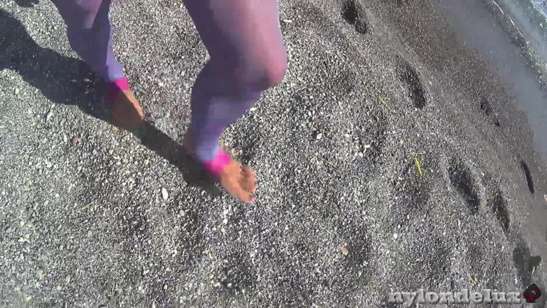 Nylondelux: Ultra shinny leggins pantyhose on the beach