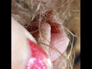 Cute Blonde 666: Extreme nahaufnahme meiner haarigen muschi und riesigen klitoris