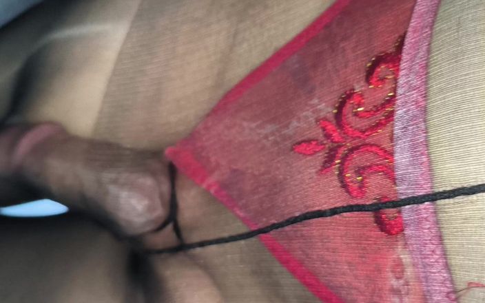 PantyhoseJuicyCummer: 내 거대한 하드 Sissy 자지가 차용한 반짝이는 섹시한 흑인 팬티 스타킹과 빨간 끈팬티에 사정하다