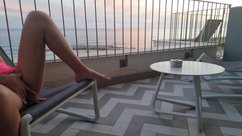 TheloveStory: Ukazování a nahá na balkóně s stříkací fontánou