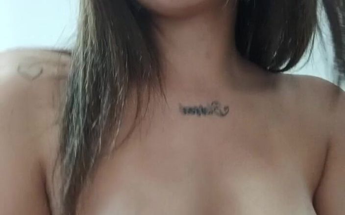 Barbaravzla: Orgazm olana kadar penisin olduğunu düşünerek vajinama salatalık sokuyorum