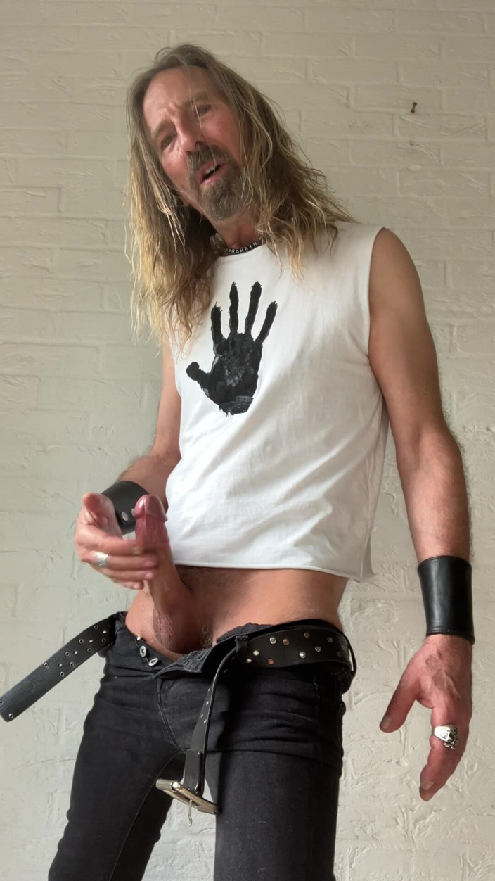 Longhairdude: Longhairdude i mager svarta jeans, svart hand T-shirt, new rock...