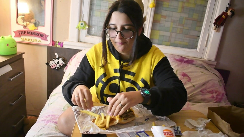 Bunny Looner: 一边吃汉堡一边撸管我 - bunny looner