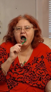 Gordinha enfermeira Vicki está chupando e lambendo um abeto de bengala doce você