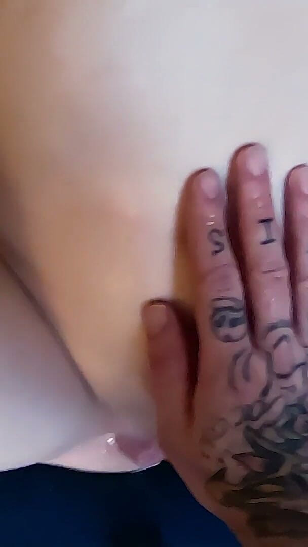 Mila Mynx: Pissy dildo knull och styvfars gyllene dusch