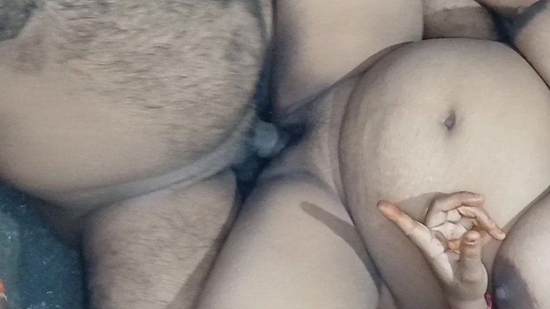 Urmila: Hintli desi yaşlı üvey anne genç üvey oğlu tarafından sikiliyor