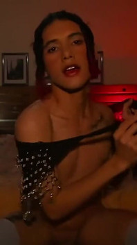 Devil eyes, ein Femboy, der zu ihrem Lieblingslied tanzt, aufgeregt und inspiriert ... Verführung und Erotik.