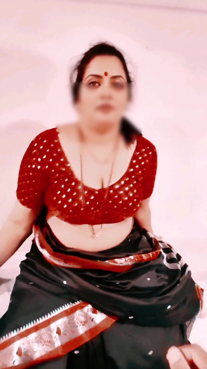Sexybhabhi999: 性感的马拉地妈妈享受她的年轻男友，她正在展示她的大背部
