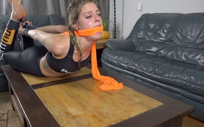 Restricting Ropes: Violet Haze, fille bondée devant la webcam, partie 3