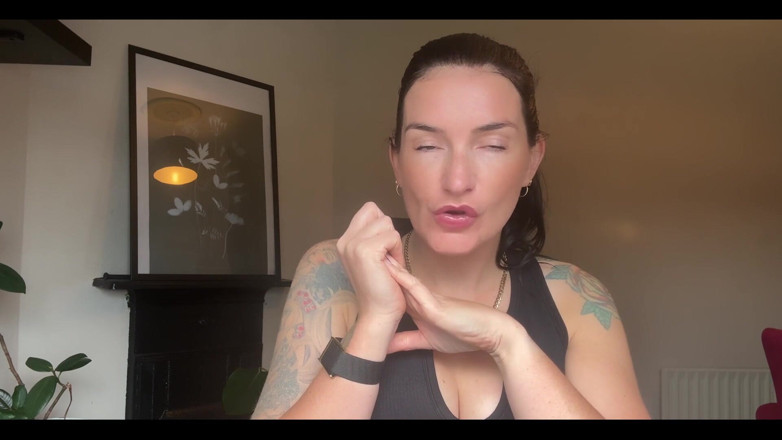 Adreena Winters: Es ist fast Locktober. Was bedeutet, dass dein schwanz gesperrt...