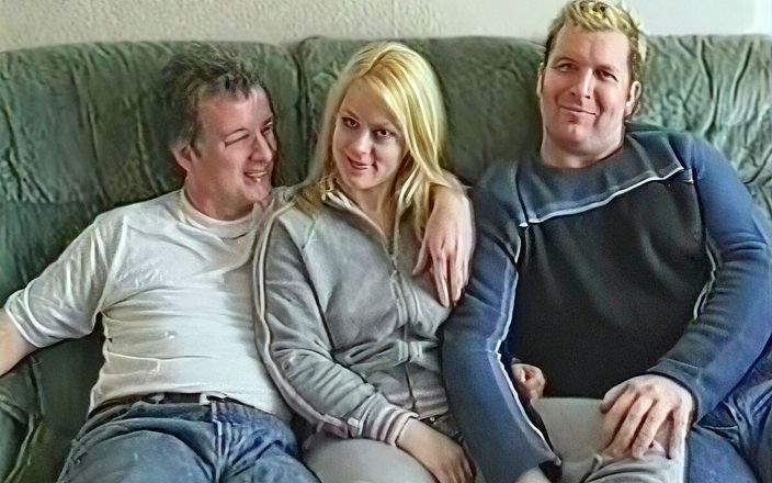 Real Sex Pass: Коротка аматорська блондинка трахається з двома хлопцями
