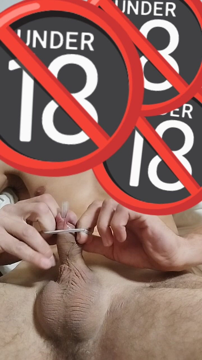 Insertion: Memasukkan kristal ke dalam lubang zakar
