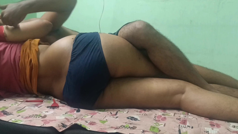 Pushpa studio: College-lehrerin teilte bett mit ehemann, freundin