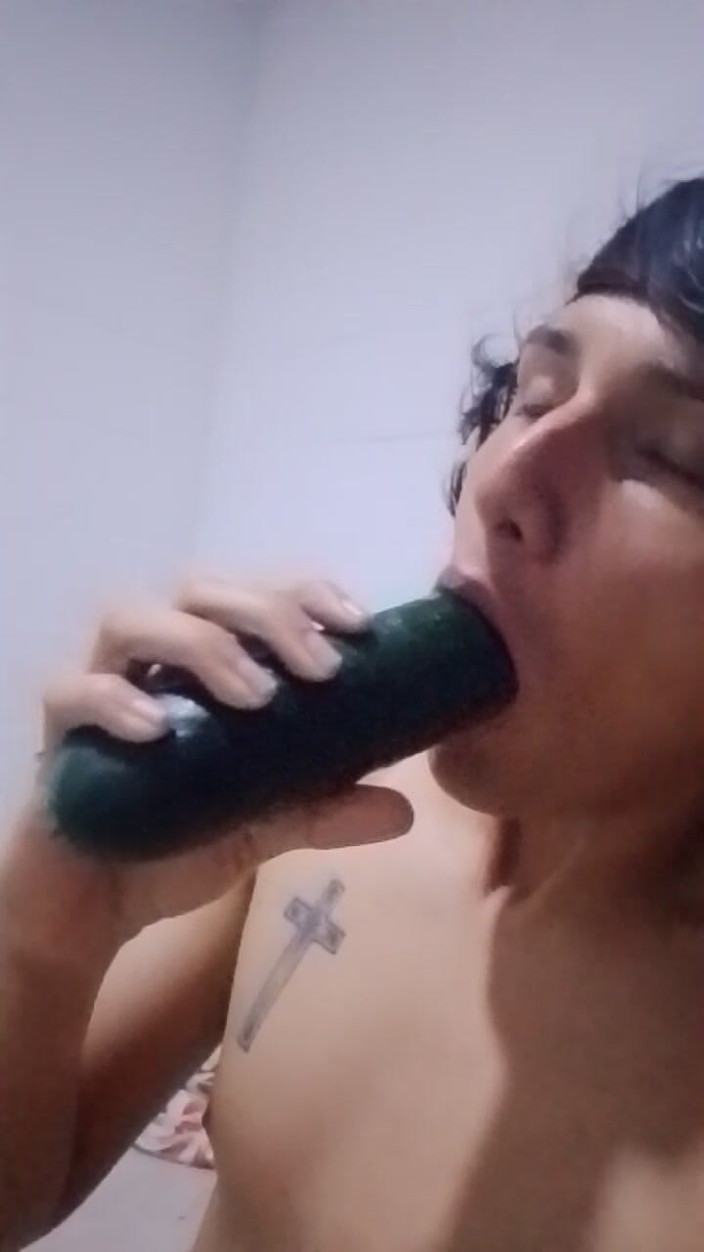 femboyass469: Femboy Se Zadusí Okurkou a Pronikne Do Jeho Bohatého análního...