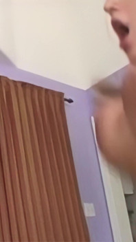 Jenna Doll mempunyai buah dada besar berair yang diminyak semasa mengongkek zakar besar