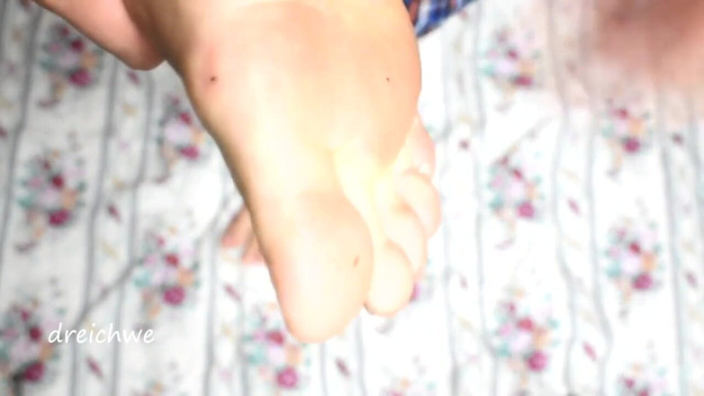 Dreichwe: Showing my soft and sexy feet