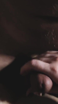 Éjacule-moi en moi papa ! Fais-moi squirter et baiser ma cervelle !