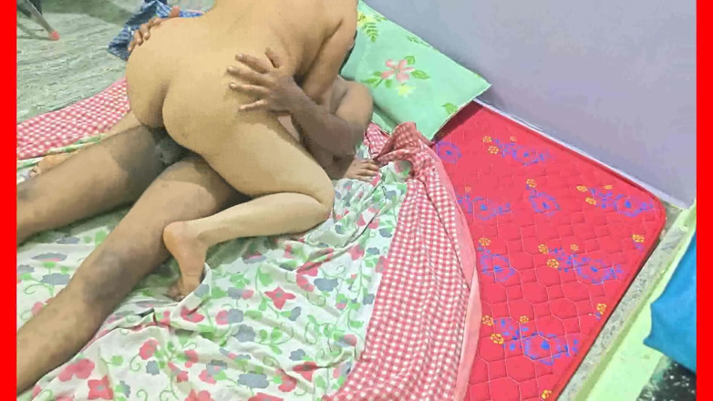 Sexy sindu: Sindu Bhabhi kreunt terwijl vriend haar hete poesje beft