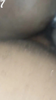 Depois de assistir pornô com meu namorado, eu estava tão excitada que tive que cavalgar seu pau preto na minha buceta molhada