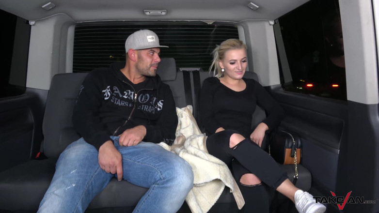 Take Van: Blondine met geweldige natuurlijke rek schudt het op een enorme...