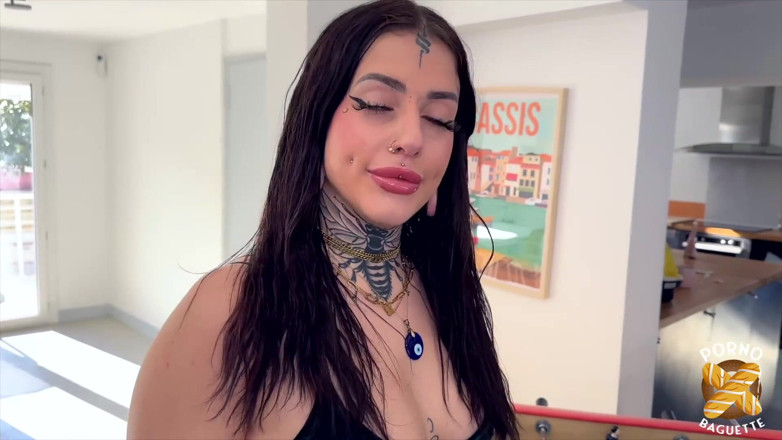 Porno Baguette: Laeticia, the Gorgeous Brunette Loves Taking the Lead
