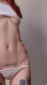 Sexy necken: Schlanke dünne göttin in weiß