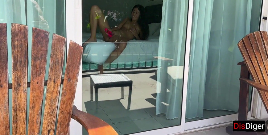 Dis Diger: होटल के कमरे में एक जोड़े की जासूसी की, जबकि वे सेक्स कर रहे थे