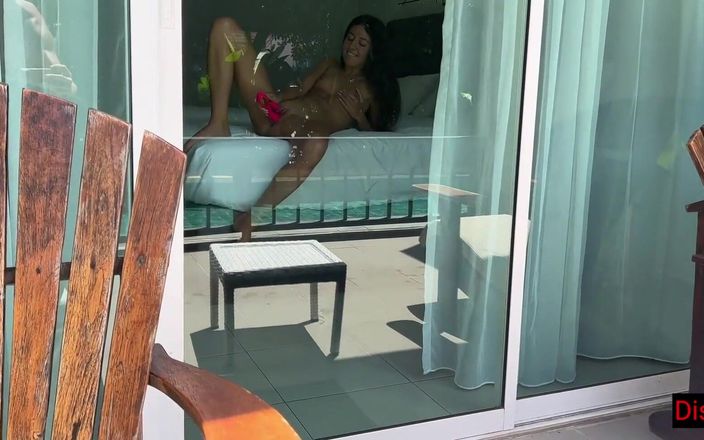 Dis Diger: Bir çifti otel odasında seks yaparken gözetledi